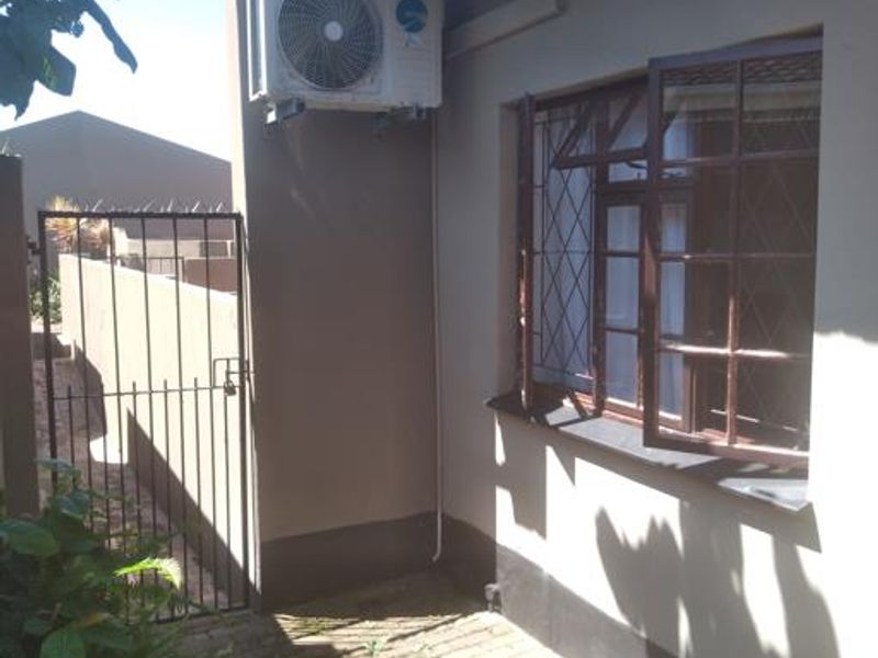 Two bedroom Townhouse for sale in Margate - Photo 5