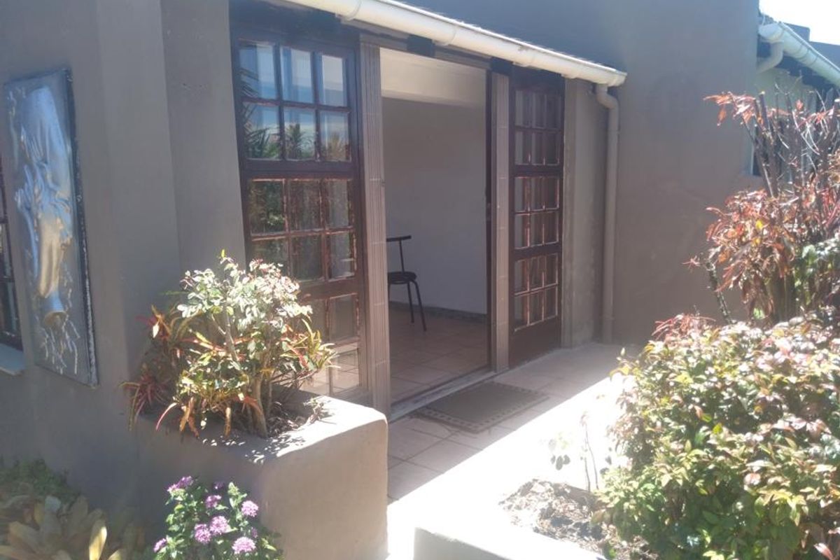 Two bedroom Townhouse for sale in Margate - Photo 2