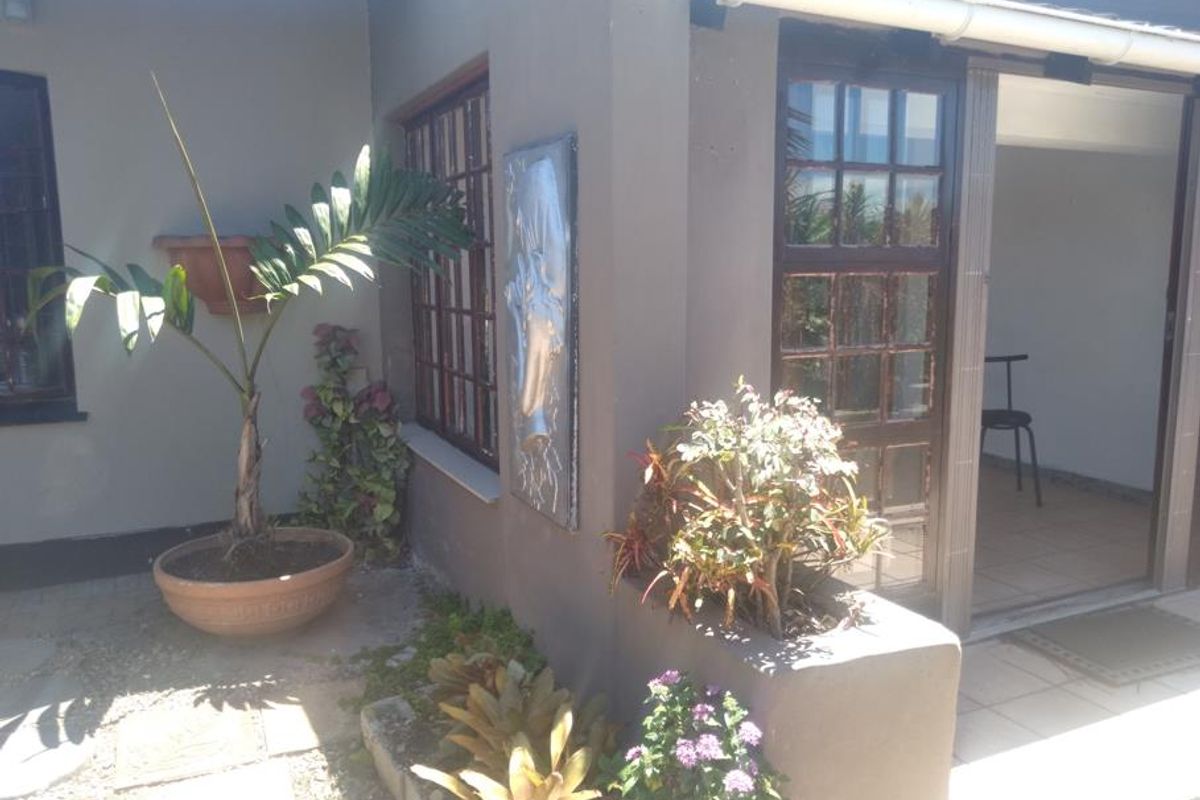 Two bedroom Townhouse for sale in Margate - Photo 3