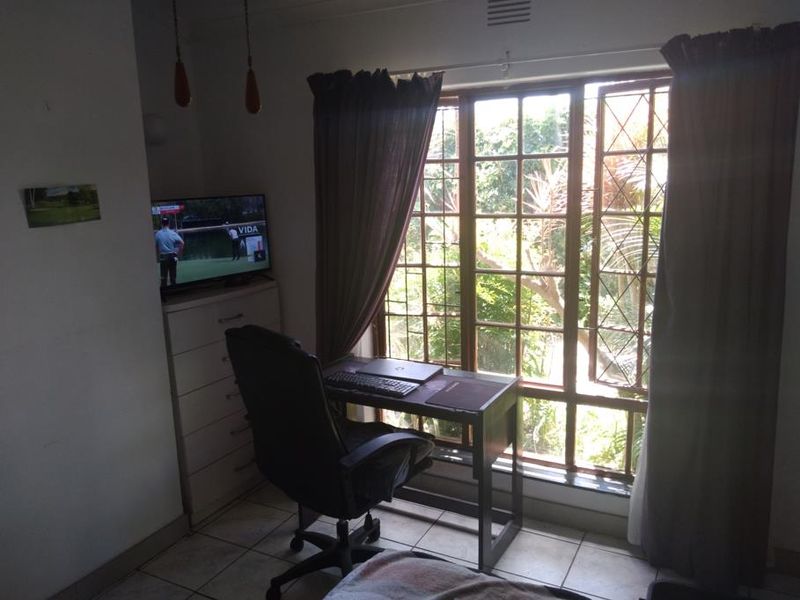 Two bedroom Townhouse for sale in Margate - Photo 6