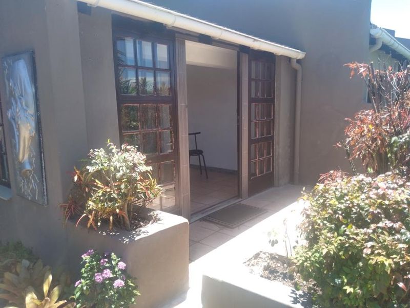 Two bedroom Townhouse for sale in Margate - Photo 2