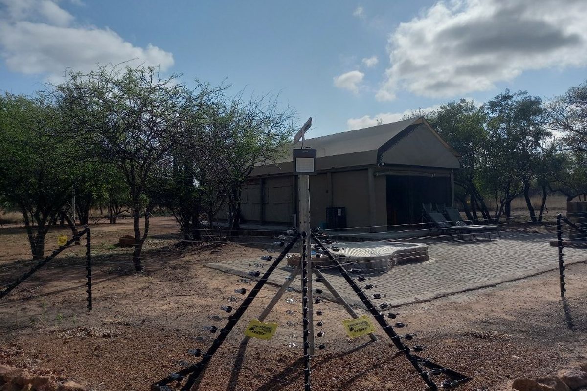 Cut above the rest, amazingly clean and up to date Guest house with 2 fenced tented camps with poolon offer in Dinokeng Big 5 reserves  - Photo 5