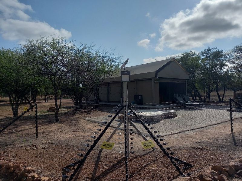 Cut above the rest, amazingly clean and up to date Guest house with 2 fenced tented camps with poolon offer in Dinokeng Big 5 reserves  - Photo 5