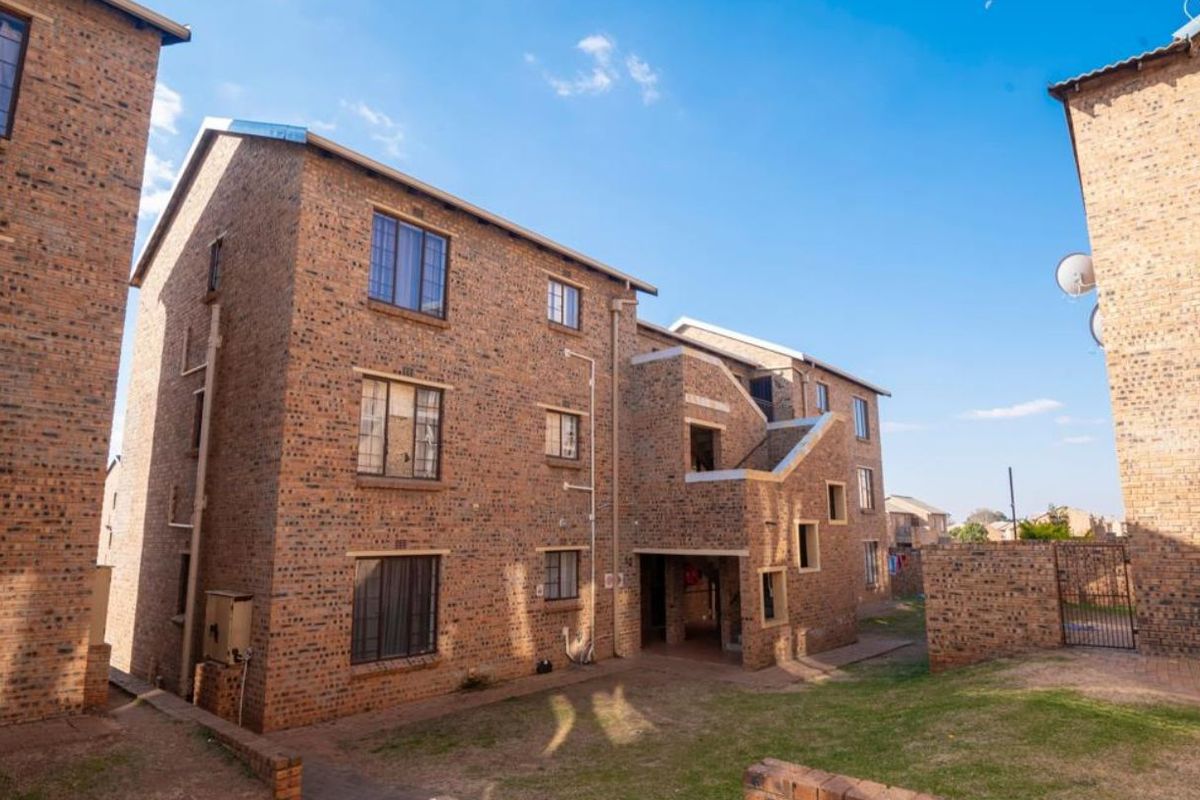 TWO BEDROOMS AND ONE FULL BATHROOM - Photo 2