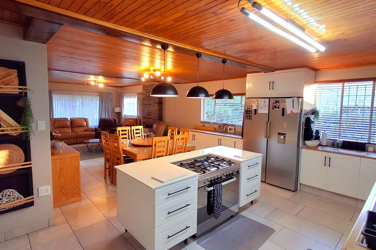 Modern 4-Bedroom, 2-Bathroom Home Near All Amenities - Photo 2