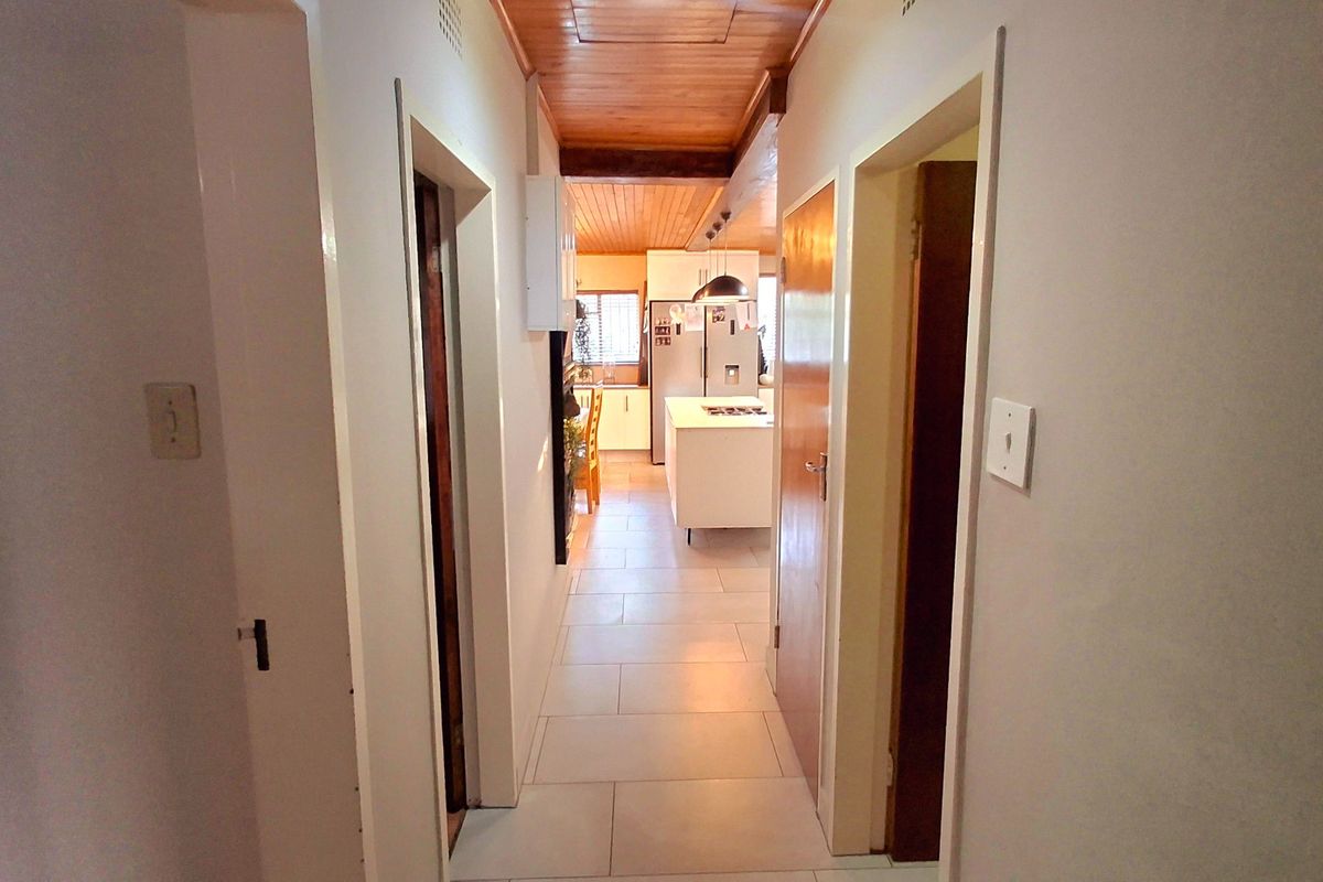 Modern 4-Bedroom, 2-Bathroom Home Near All Amenities - Photo 3