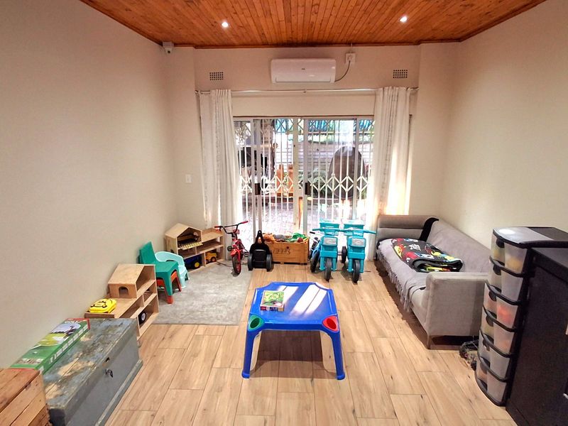 Modern 4-Bedroom, 2-Bathroom Home Near All Amenities - Photo 9