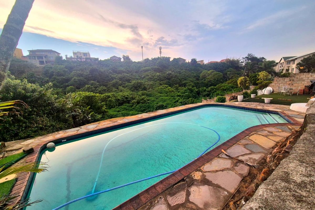 4 Bedroom House for Sale in Ocean View Bluff - Photo 2