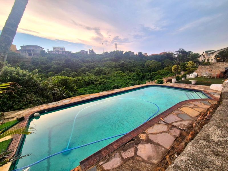 4 Bedroom House for Sale in Ocean View Bluff - Photo 2