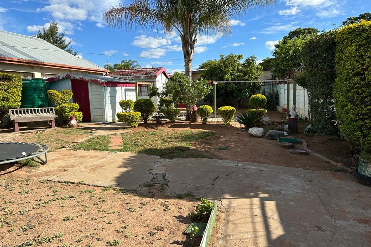 SOLE MANDATE-CHARMING FAMILY HOME WITH SPACE TO GROW IN NIRVANA!!! - Photo 3