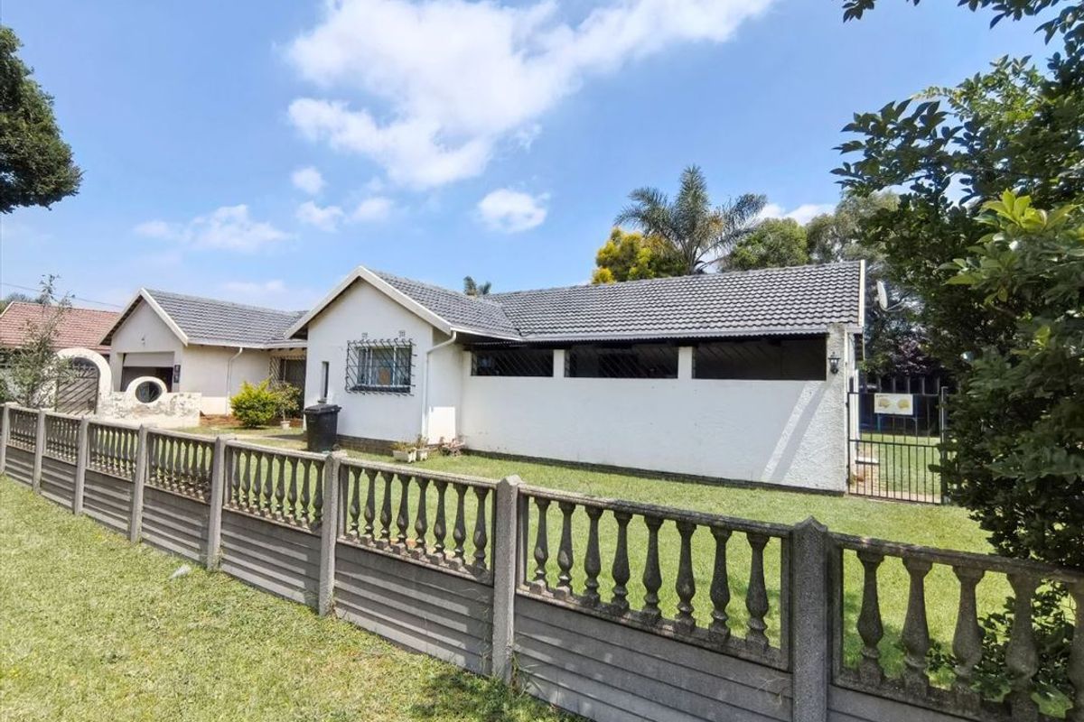 Spacious Family Home with Versatile Living Areas - Photo 3