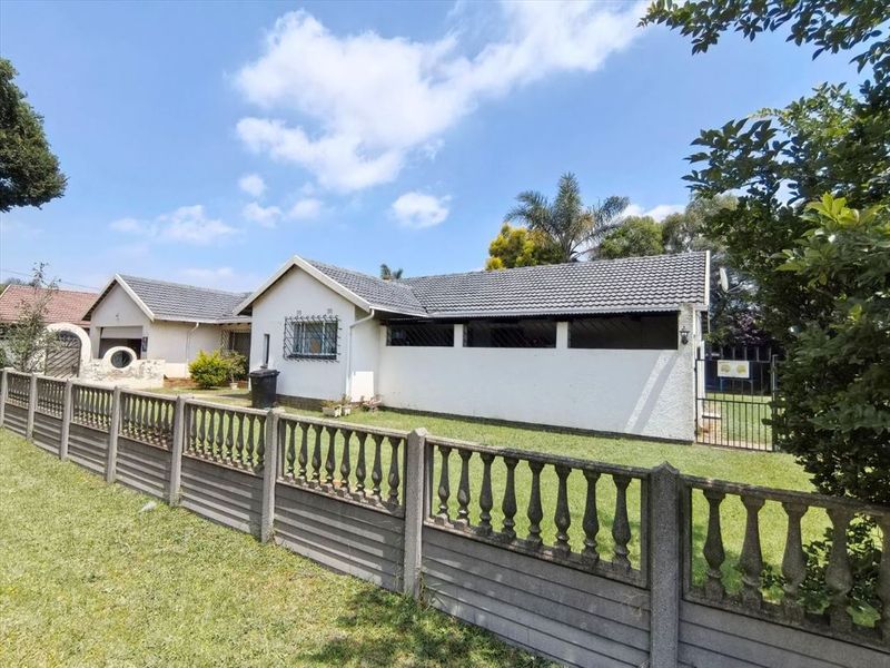 Spacious Family Home with Versatile Living Areas - Photo 3