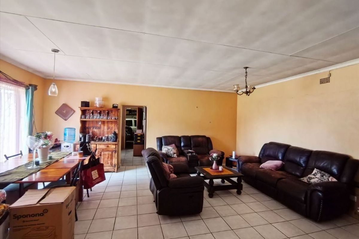 Spacious Family Home with Versatile Living Areas - Photo 2