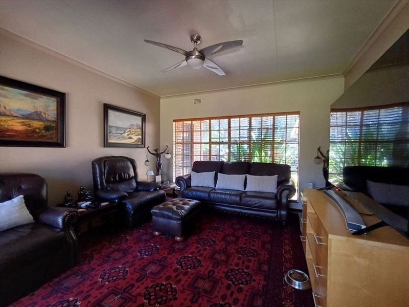 Exceptional Family Home with Luxury Features - Photo 2