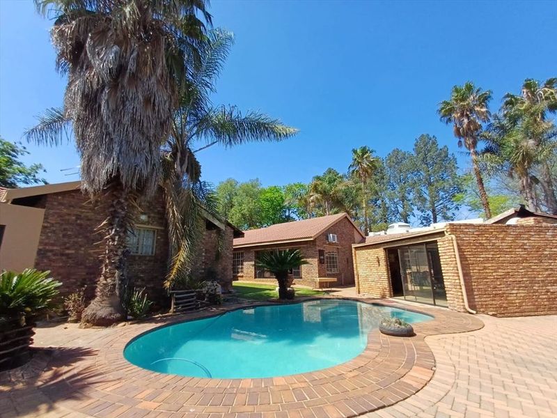 Exceptional Family Home with Luxury Features - Photo 3