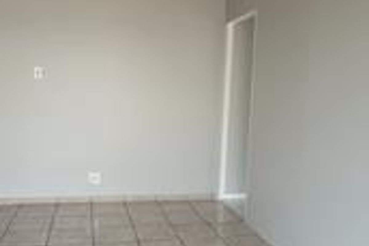 **Charming 1 Bedroom Home Available IMEDIATELY in a Shared Yard** - Photo 3