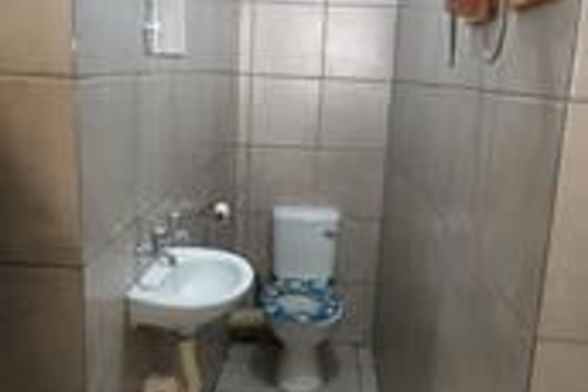 **Charming 1 Bedroom Home Available IMEDIATELY in a Shared Yard** - Photo 5