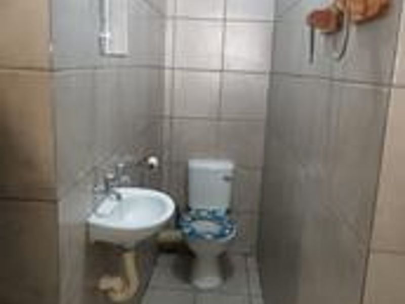 **Charming 1 Bedroom Home Available IMEDIATELY in a Shared Yard** - Photo 5