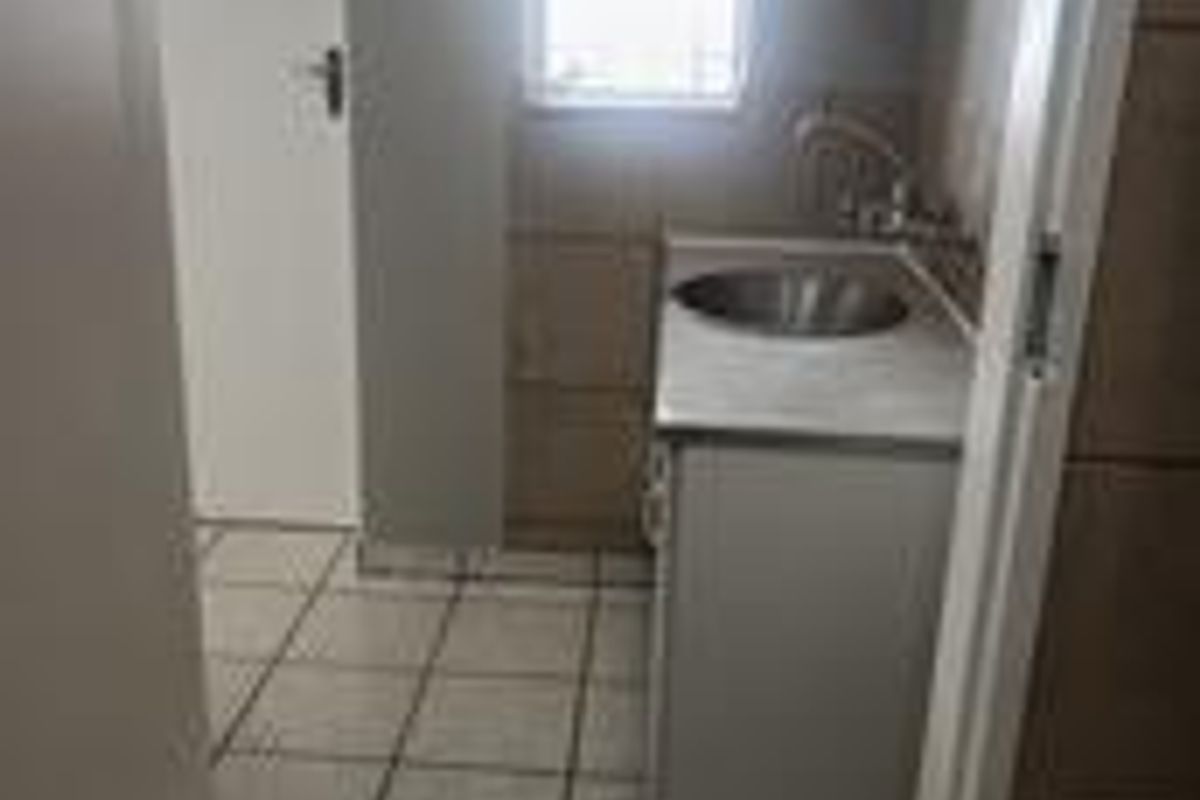 **Charming 1 Bedroom Home Available IMEDIATELY in a Shared Yard** - Photo 4