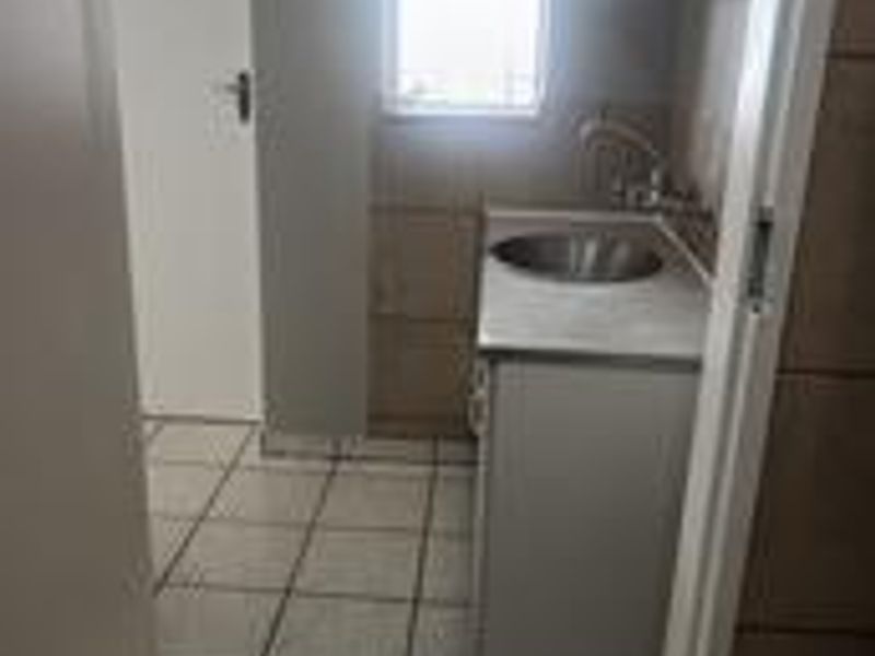 **Charming 1 Bedroom Home Available IMEDIATELY in a Shared Yard** - Photo 4