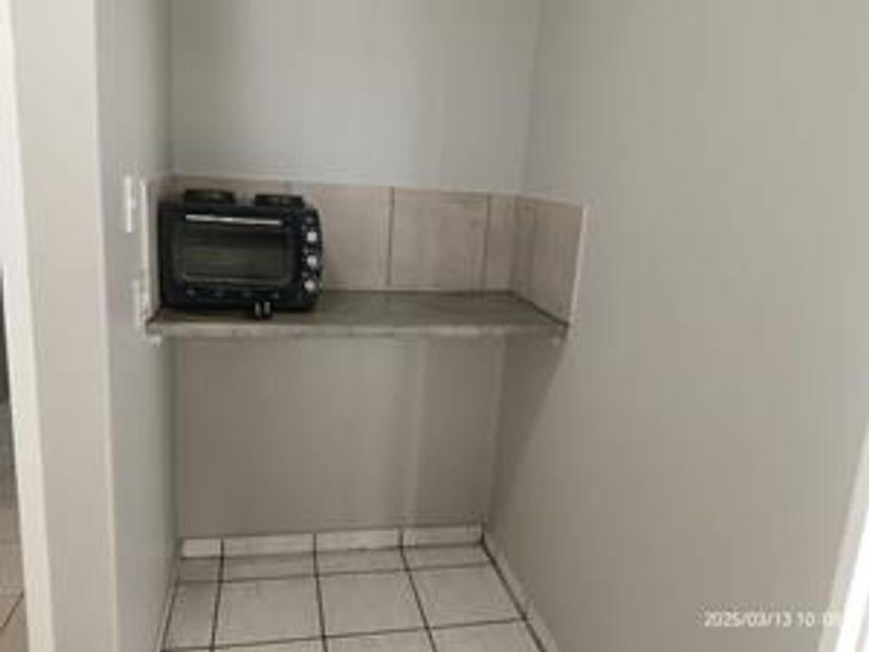 **Charming 1 Bedroom Home Available IMEDIATELY in a Shared Yard** - Photo 6