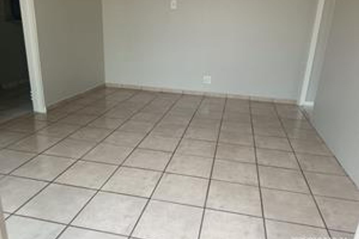 **Charming 1 Bedroom Home Available IMEDIATELY in a Shared Yard** - Photo 2