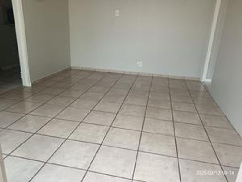 **Charming 1 Bedroom Home Available IMEDIATELY in a Shared Yard** - Photo 2