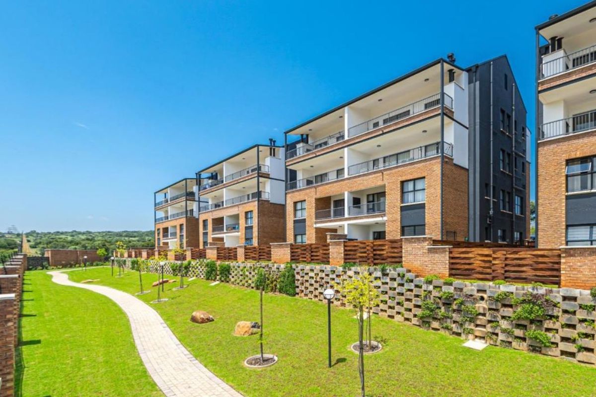 TWO BEDROOMS AND TWO BATHROOMS - Photo 2