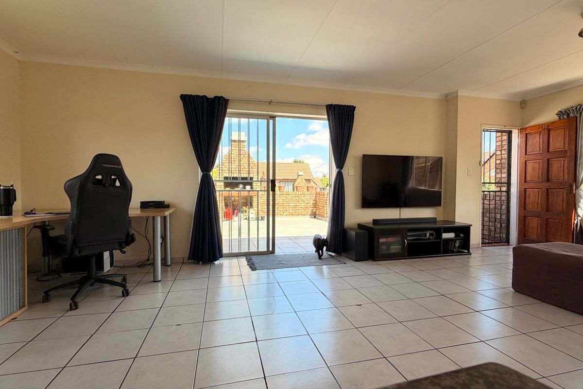 Young professional Alert!   Spacious living and security!  - Photo 2