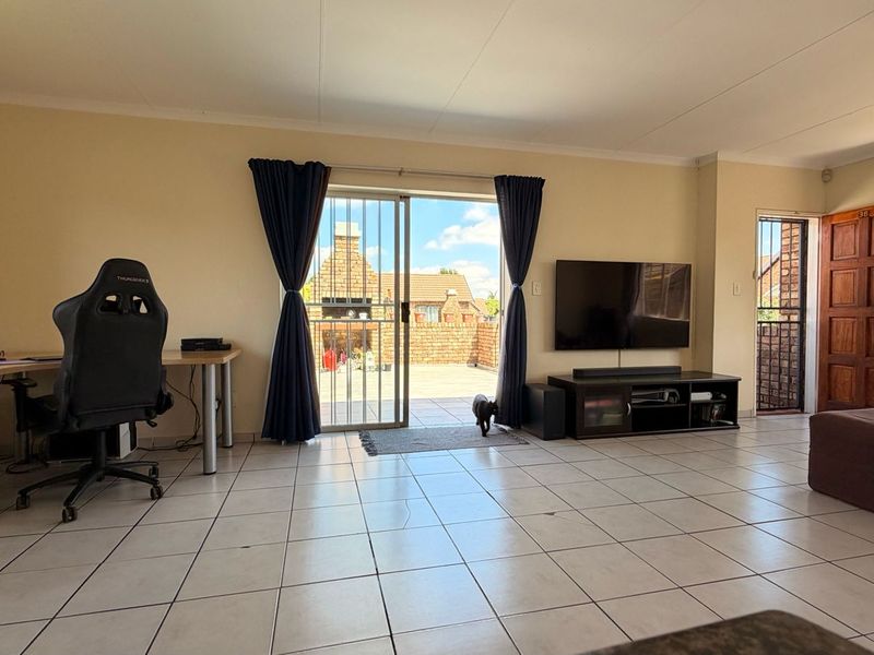 Young professional Alert!   Spacious living and security!  - Photo 2