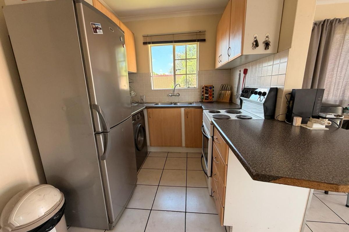 Young professional Alert!   Spacious living and security!  - Photo 3