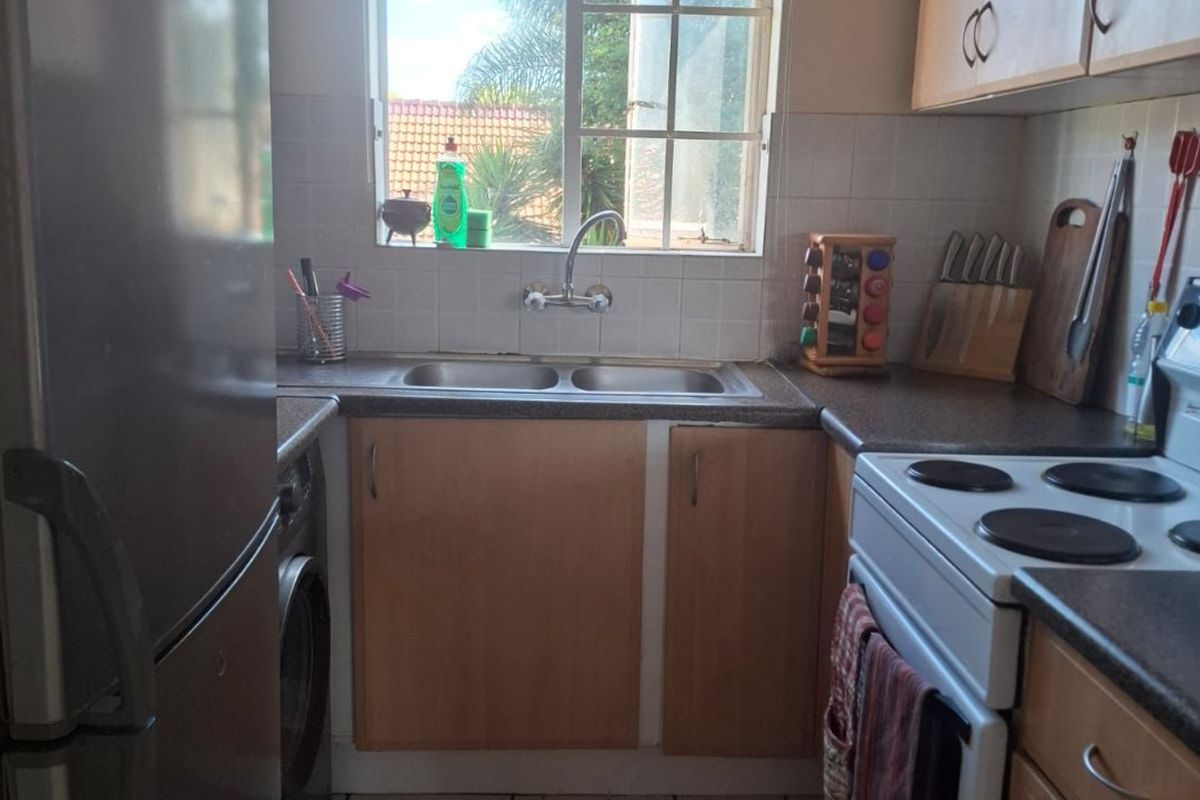 Young professional Alert!   Spacious living and security!  - Photo 4