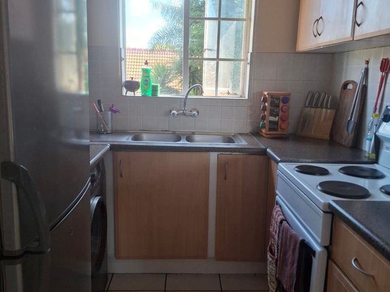 Young professional Alert!   Spacious living and security!  - Photo 4