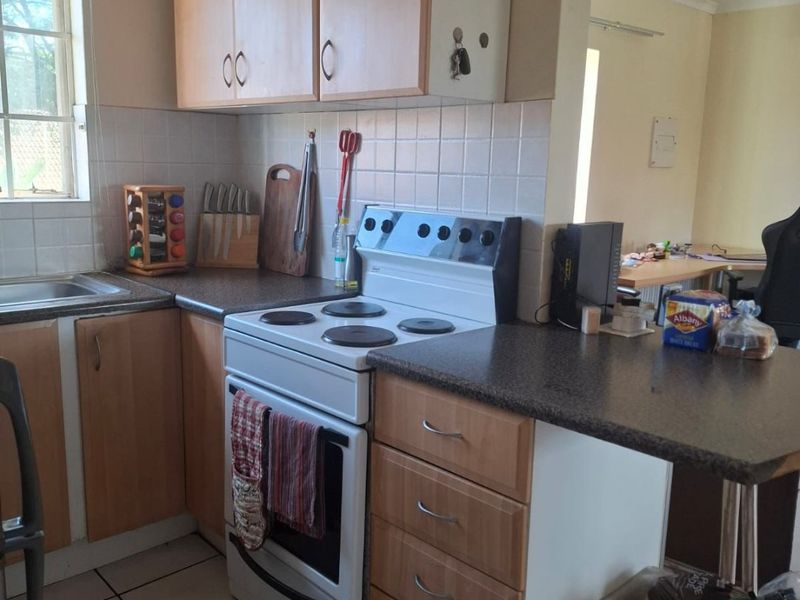 Young professional Alert!   Spacious living and security!  - Photo 7