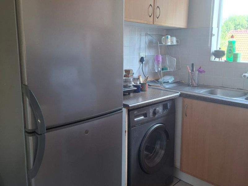 Young professional Alert!   Spacious living and security!  - Photo 6