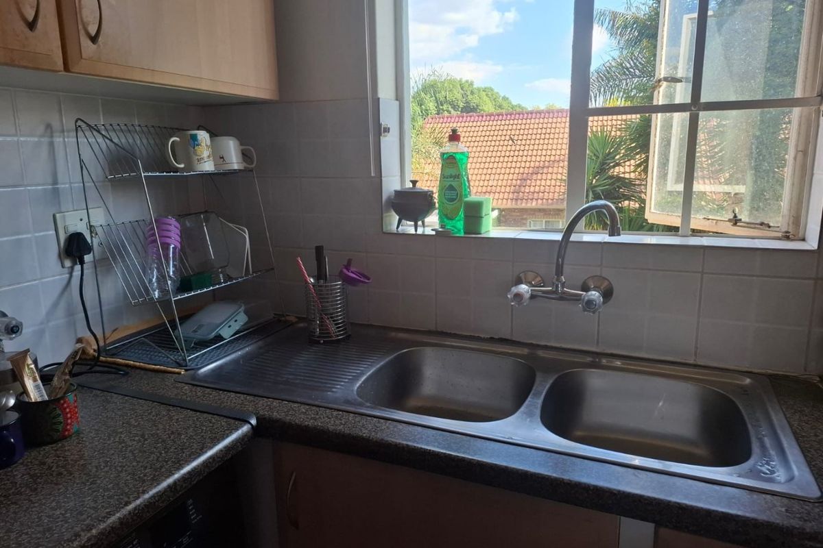 Young professional Alert!   Spacious living and security!  - Photo 5