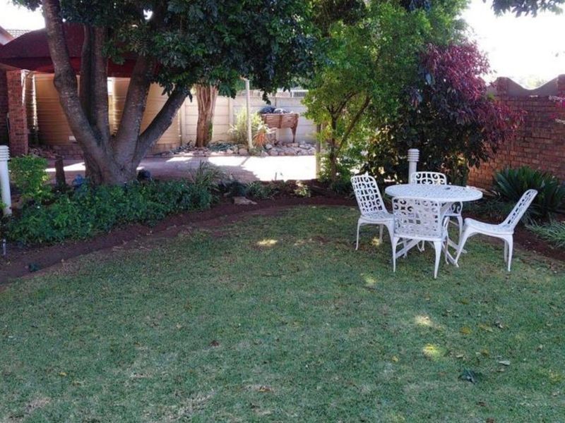 4 Bedroom House For Sale in Bothasrus - Photo 9