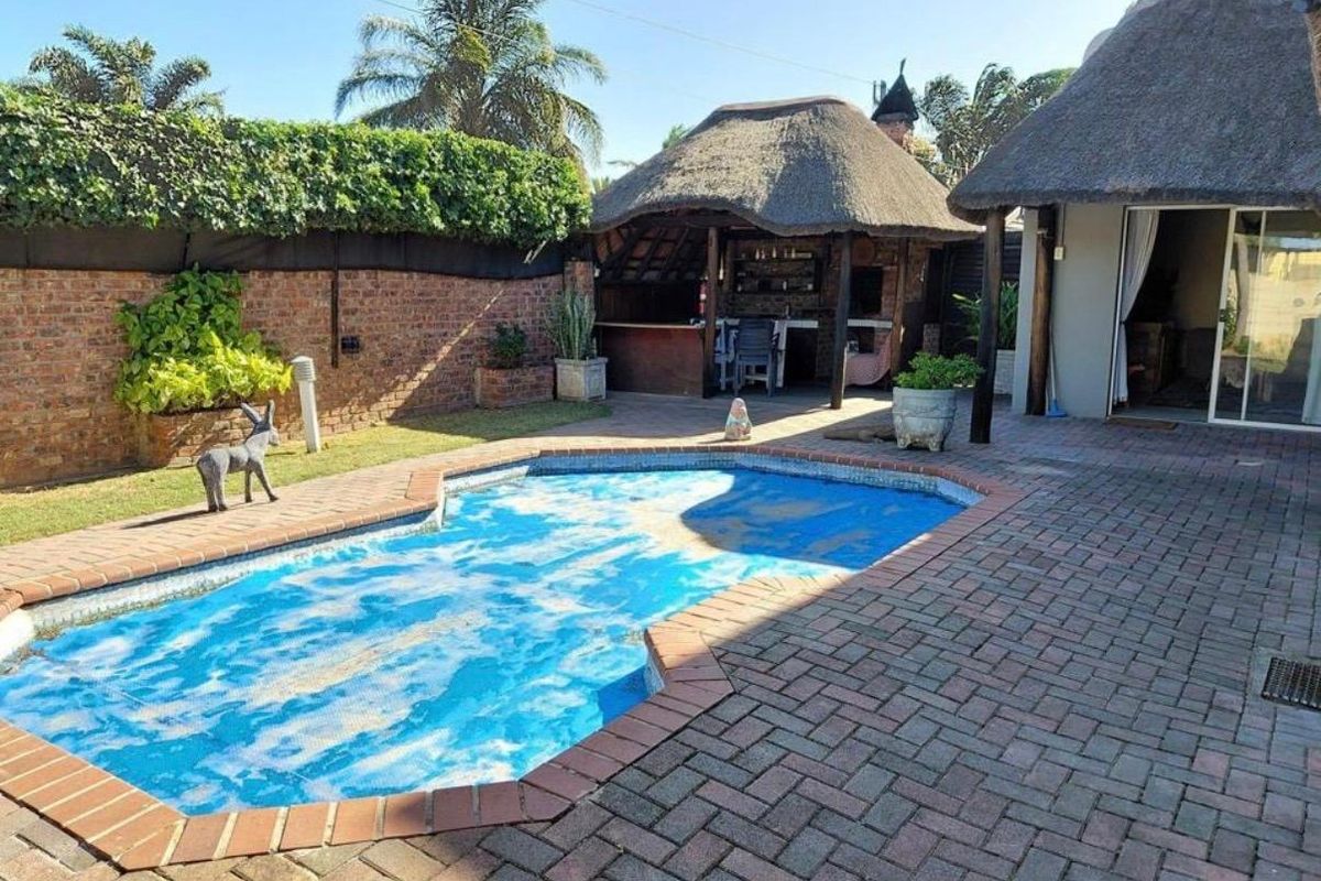 4 Bedroom House For Sale in Bothasrus - Photo 2