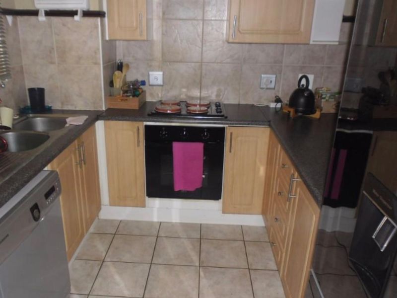 Charming 2-Bedroom Apartment in Die Hoewes, Centurion - Photo 2