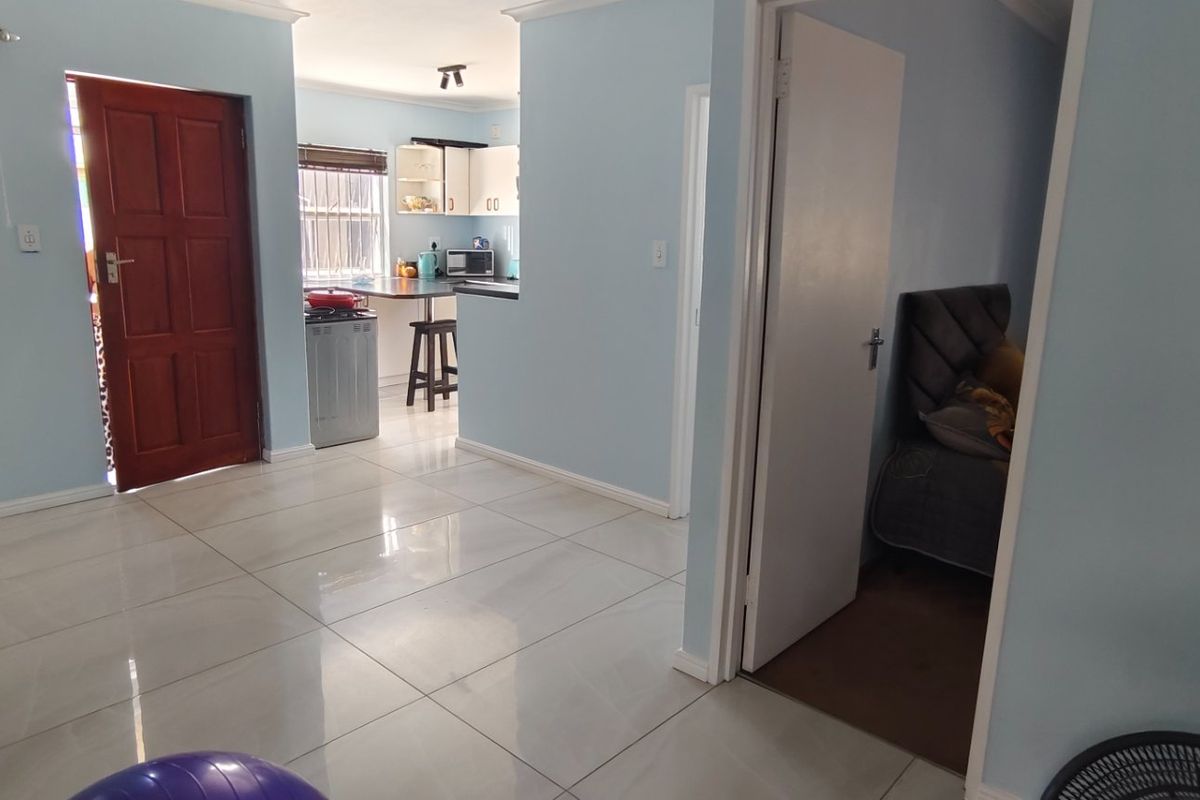 Free Standing 2 Bedroom House For Sale  In Bayview  - Photo 5