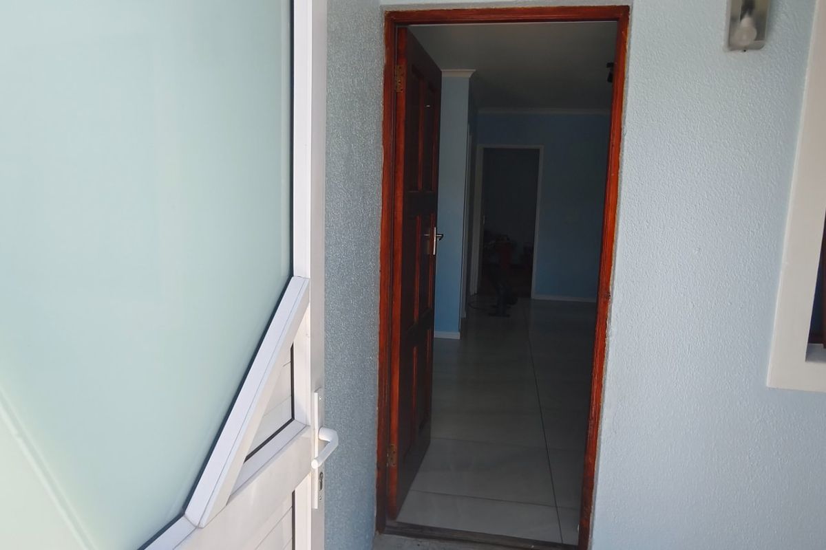 Free Standing 2 Bedroom House For Sale  In Bayview  - Photo 3