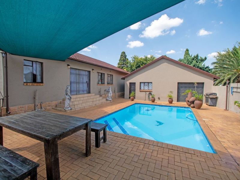 Stunning 3-Bedroom Family Home with Pool, Granny Flat & Spacious Living! - Photo 2