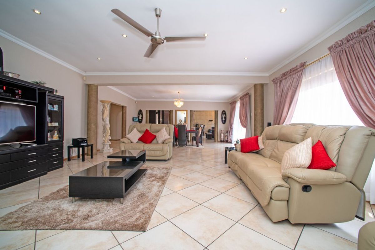 Stunning 3-Bedroom Family Home with Pool, Granny Flat & Spacious Living! - Photo 5