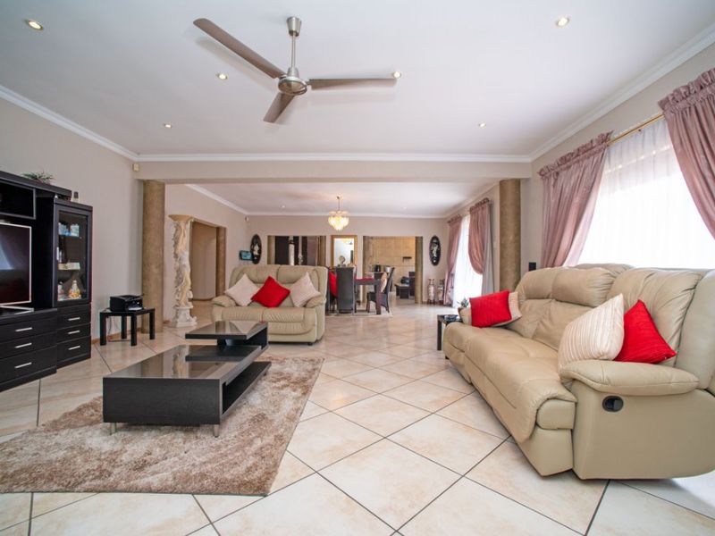 Stunning 3-Bedroom Family Home with Pool, Granny Flat & Spacious Living! - Photo 5