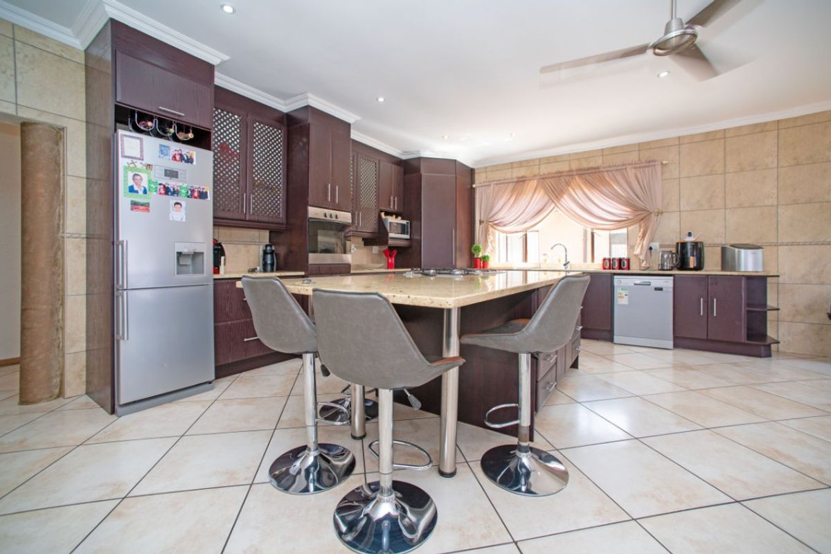 Stunning 3-Bedroom Family Home with Pool, Granny Flat & Spacious Living! - Photo 4