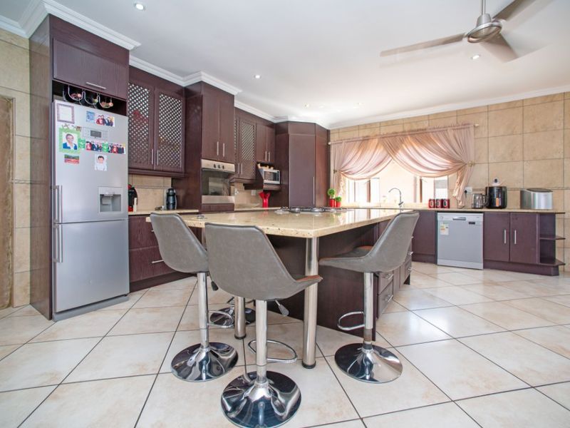 Stunning 3-Bedroom Family Home with Pool, Granny Flat & Spacious Living! - Photo 4