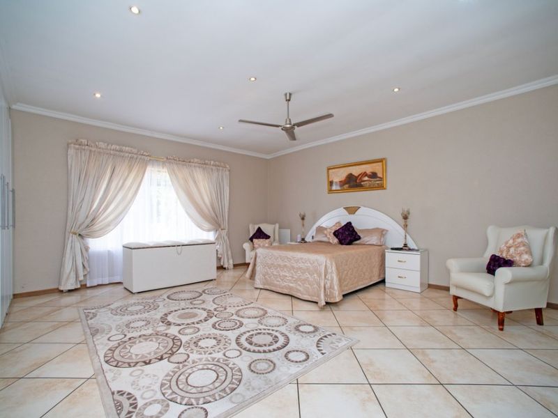 Stunning 3-Bedroom Family Home with Pool, Granny Flat & Spacious Living! - Photo 3