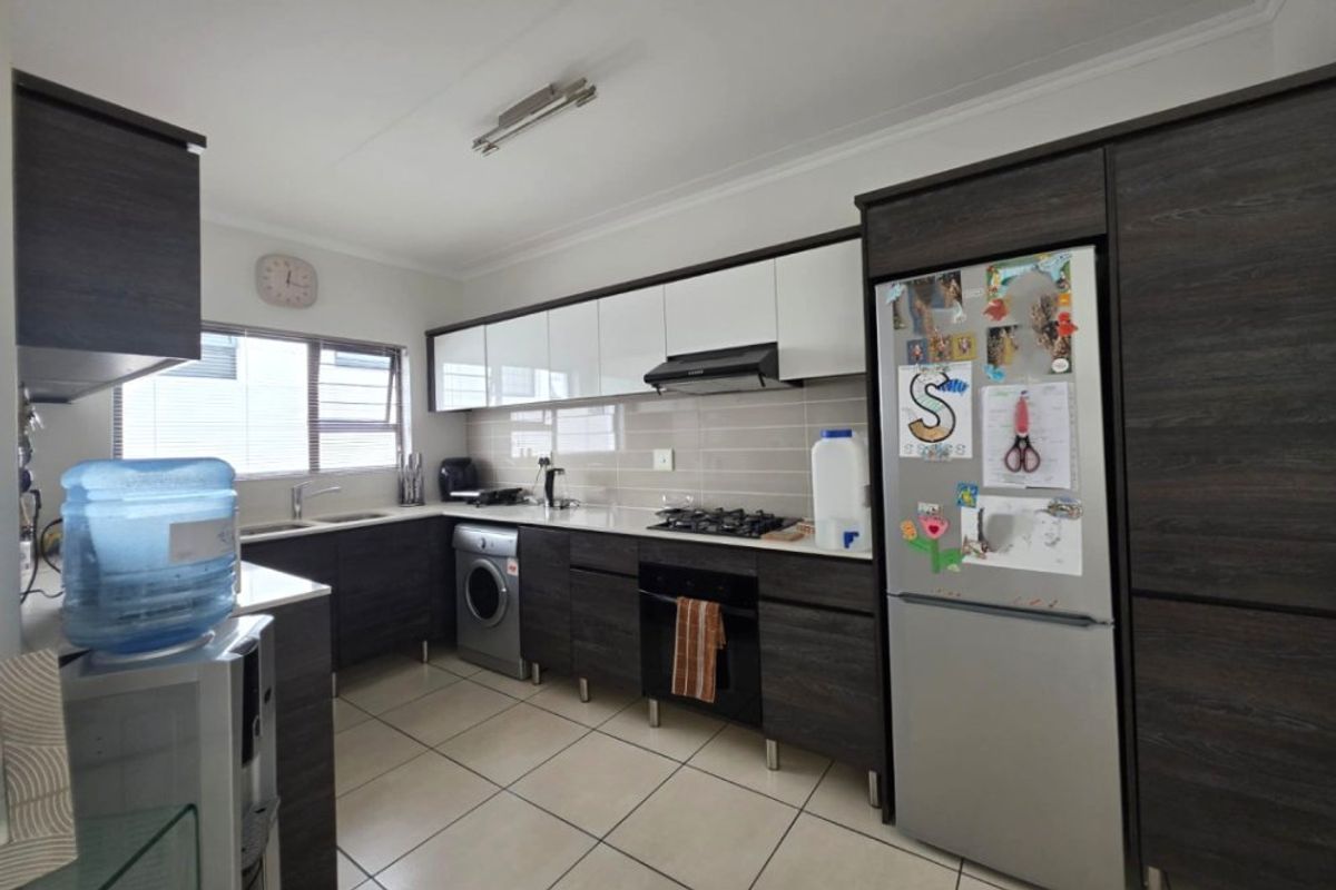 Immaculate 3-Bedroom Flat with Garden, Pool & Modern Living! - Photo 3