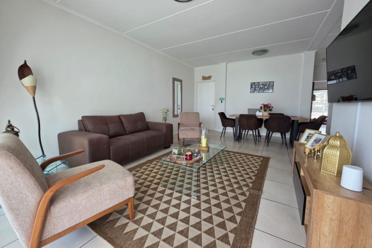 Immaculate 3-Bedroom Flat with Garden, Pool & Modern Living! - Photo 4