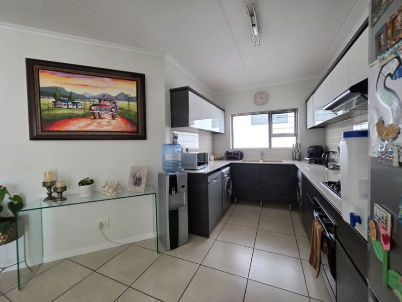 Immaculate 3-Bedroom Flat with Garden, Pool & Modern Living! - Photo 6